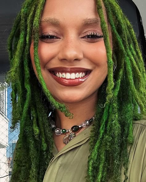 Outfits With Green Hair, Dark Green Locs, Green Hair Black Women, Green Dreadlocks, Green Locs, Green Afro, Pastel Green Hair, Locs Color, Green Dreads