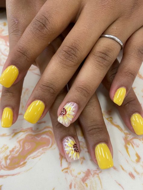 Sunflower French Nails, Yellow Nails With Sunflower, Nails Sns Ideas Summer, Sunflower Nails Design Short, Yellow Sunflower Nails, Sunflower Acrylic Nails, Cute Sunflower Nails, Sunshine Nail Art, Sunflower Nails Design