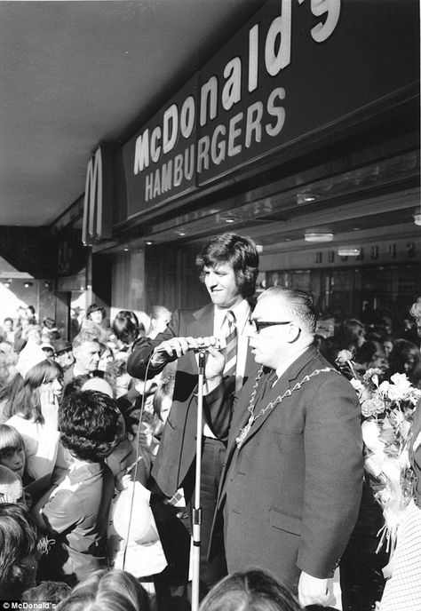 The price of Britain's first McDonald's when it opened in 1974 | Daily Mail Online 1970s Britain, Cheapest Meals, Mcdonalds Restaurant, Hidden London, Historical Pics, London Streets, Mcdonald's Restaurant, London Cafe, Charlton Athletic