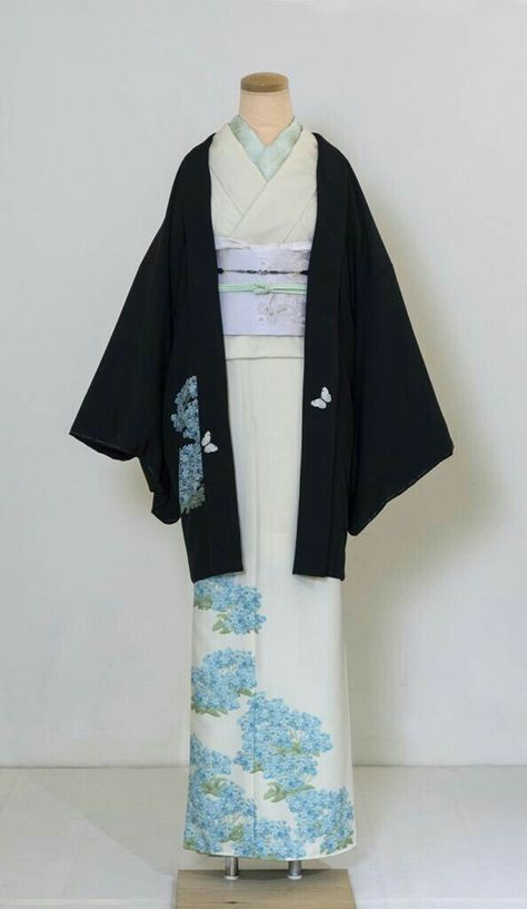 Pretty Kimonos, Furisode Kimono, Japanese Traditional Clothing, Cute Kimonos, Traditional Japanese Kimono, Kimono Design, Old Fashion Dresses, Japanese Dress, Dress For Girls