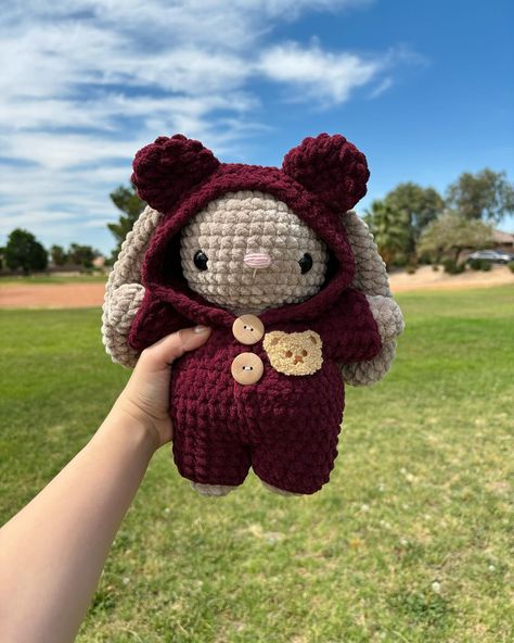 🧸 Teddy Bunny 🧸 This little bunny is wearing a removable hooded onesie, with little bear ears on top 🤎 I also added this little bear patch on the onesie as well as these adorable wooden buttons 🫶🏻 This bunny will be a part of my very first plushie drop which I’m SO excited about, though I don’t have a set date yet as I’m working on a new website 🫧 I will also be releasing the mod for the bunny onesie later on today so keep a lookout for that! 🧸 This bunny will also be available for p... Bunny Hood Crochet, Crochet Teddy Clothes, Stuffed Animals With Clothes, Crochet Bunny With Clothes, How To Crochet A Teddy Bear, Crochet Teddy Bears, Teddy Bear Onesie, Teddy Crochet, Diy Animals