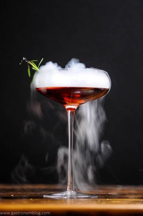 Easy Halloween Cocktails, Negroni Recipe, Halloween Cocktail, Pretty Cocktails, Cocktail Photography, Halloween Cocktails, Party Food And Drinks, Fall Inspiration, Halloween Drinks