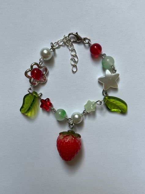 Beads Charm Bracelet, Strawberry Charm Bracelet, Beaded Charm Bracelet Ideas, Strawberry Bead Bracelet, Pulseras Coquette, Glass Bead Bracelet Ideas, Bead Strawberry, Strawberry Accessories, Coquette Stuff