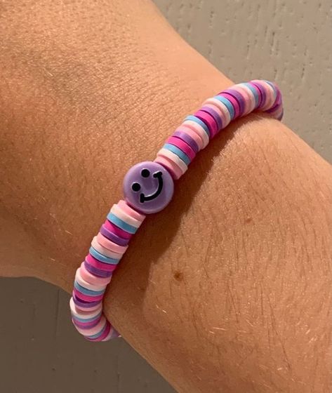 #bracelet #cute #beads #aesthetic #beachvibes #jewelry #smiley #purple #pink #white Aesthetic Bead Bracelet, Bracelets Preppy, Smiley Bracelet, Bracelets Bff, Make Clay Beads, Bracelet Aesthetic, Cute Gift Ideas, Preppy Bracelets, Bff Bracelets