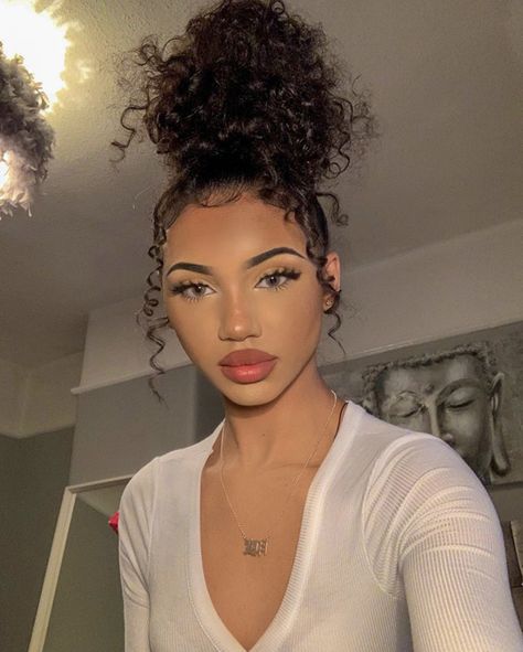 @badgal98💕 Hairstyles 2 Buns, Curly Top Knot Bun, 2 Buns, Curly Top Knot, Natural Curly Hairstyles, Bun With Curls, Top Knot Bun, Knot Bun, Big Forehead