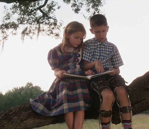 Forest Gump And Jenny, Forrest Gump Movie, Forrest Gump Shoes, Forrest Gump 1994, Forest Gump, Septième Art, Movie Shots, Forrest Gump, Black Pins