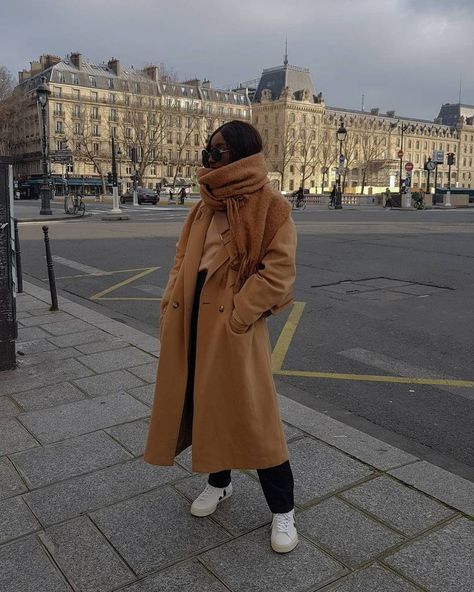 What to Wear in 50-Degree Weather | Who What Wear 40 Degree Weather Outfit Winter Casual, 50 Degree Weather Outfit, French Minimalist Style, Degree Outfit, 13 Outfits, Chic Sneakers, Coat Vintage, Classic Coats, French Women