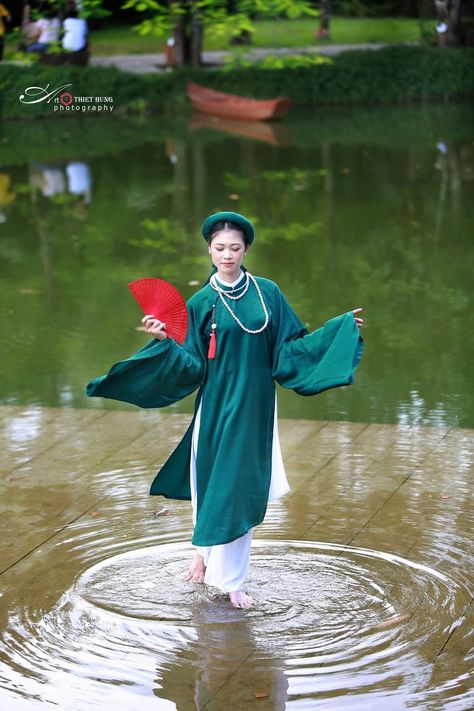 Vietnamese Traditional Clothing, Vietnamese History, Vietnamese Clothing, Beautiful Vietnam, Ao Dai Vietnam, Asian Outfits, Single Person, South Asia, Historical Clothing