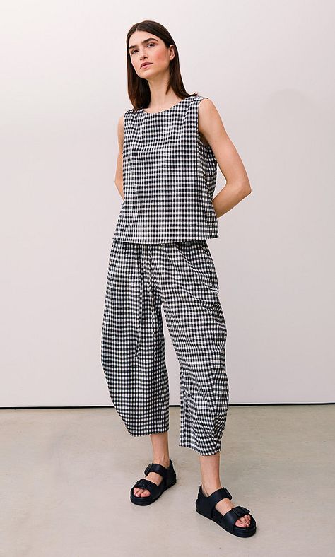 Butoni gingham pants - Plümo Ltd Casual Gingham Relaxed Fit Bottoms, Gingham Cotton Pants, Casual Gingham Ankle-length Pants, Gingham Bottoms For Day Out, Short Length, Gingham Bottoms With Pockets, Short Style, Gingham Outfit, At Home Outfits, Gingham Top, Gingham Pants