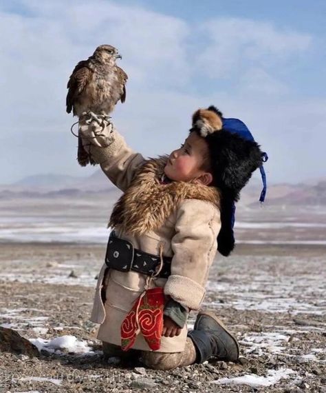 FOOD FOR THE ORBS on Tumblr Eagle Hunter, Amazing Animals, People Of The World, World Cultures, Jolie Photo, Candle Shop, 인물 사진, Mongolia, Happy Saturday