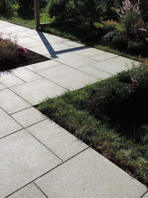 Adding a walkway to your backyard garden is a great way to add different elements into your backyard oasis. Pictured here is Polycor's Woodbury Gray granite, sourced in New England. The stone can withstand hot summers and frigid winters while looking amazing in the process! Granite Walkway, Gray Granite, Walkway Ideas, Hardscape Design, Grey Granite, Paver Patio, Retaining Wall, Outdoor Oasis, Backyard Oasis