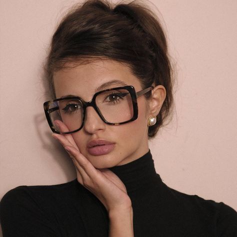 Tijn Eyewear, Classy Glasses, Glasses Inspiration, Trendy Glasses, Eyewear Shop, Spectacles Frames, Wearing Glasses, Light Filter, Glasses Sunglasses