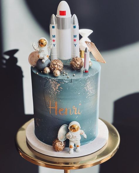 2 The Moon Birthday Cake, Two The Moon Birthday Cake, Space Theme Birthday Cake, Space Cake Ideas, Rocketship Cake, Moon Cake Design, Astronaut Birthday Cake, Space Themed Birthday Cake, Moon Cupcakes