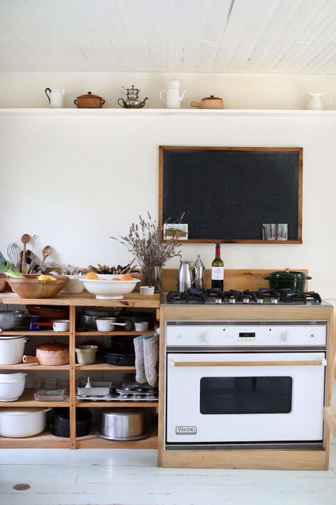 Open Shelving in the Kitchen: 10 Favorites Yurt Kitchen, Open Storage Kitchen, Kitchen Open Shelf, Kitchen With Open Shelving, Open Kitchen Cabinets, Unfitted Kitchen, Wood Oven, Open Cabinets, Open Kitchen Shelves