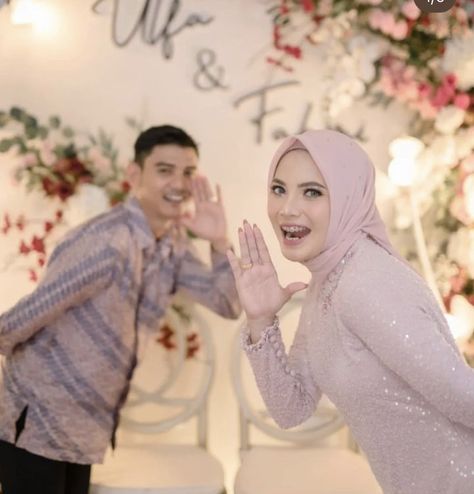 Foto Lamaran, Acara Lamaran, Wedding Syar'i, Modern Engagement Photos, Foto Pertunangan, Pose Prewedding, Ide Pose, Wedding Photo Studio, Foto Wedding