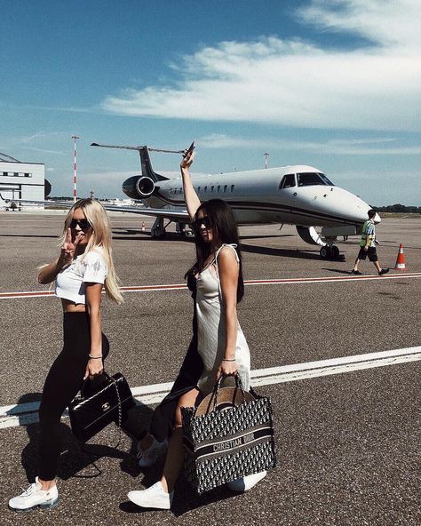 #travel #luxury #rkos #suisse #zurich #richkidsofinstagram #richkidsofswitzerland #richkids #rich #pool #travelblogger #blogger #swiss… Friends Travel Aesthetic, Rich Friends, Stile Kylie Jenner, San Myshuno, Rich Girl Aesthetic, Super Rich Kids, Rich Girl Lifestyle, Friends Travel, Best Friends Aesthetic