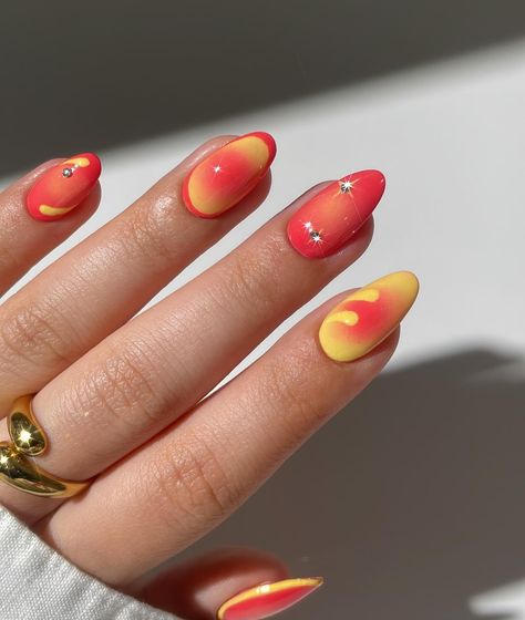 Vibrant aura nails 🥹❤️🌻 swipe left for tutorial👀 all products linked in the storefront in my bio✨ ring @bohomoon - code ‘simlynail10’ to save *affiliate • • • ___ #nailart #auranails #summernails #nailinspo #nailsofinstagram #cutenails #easynails #nailpolish #prettynails #nailtutorial #nailideas #naildesign #naillove #oje #tırnakbakımı Sunset Swirl Nails, Sunset Beach Nails, Vacation Nails Orange, Orange Sunset Nails, Cute Trendy Nail Designs, Sunset Ombre Nails, Sunrise Nails, Sunset Nail Art, Short Nail Art Ideas