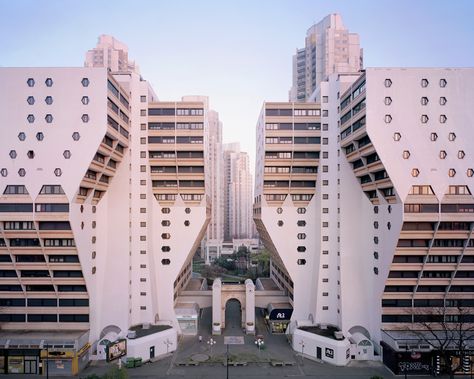 Gallery - A Utopian Dream Stood Still: Ricardo Bofill's Postmodern Parisian Housing Estate of Noisy-le-Grand - 2 Paris Suburbs, Ricardo Bofill, Philip Johnson, Tadao Ando, Tall Buildings, Social Housing, Brutalist Architecture, French Photographers, Building Structure