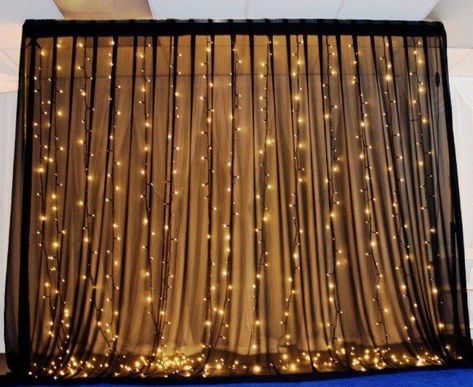 Black Curtain With Fairy Lights, Photobooth Black And Gold, Lighted Backdrop Wedding, Black Backdrop With Lights, Black Backdrop Ideas, Cabaret Decor, Gold Prom Theme, Black And Gold Backdrop Ideas, Light Curtain Backdrop