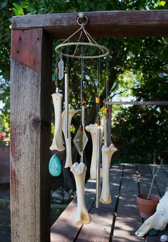 Witchcraft Beauty, Bone Wind Chime, Skull Dream Catcher, Windchimes Diy, Beautiful Sounds, Wiccan Crafts, White Quartz Crystal, Skull Crafts, Dream Catcher Craft