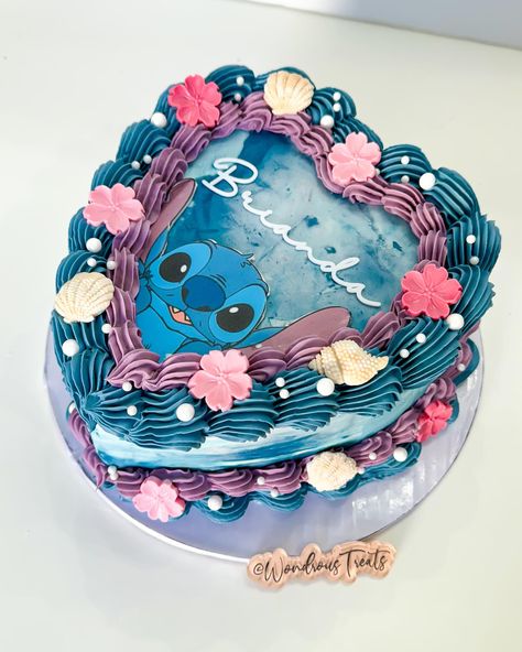 🐚Brianda’s Stitch Cake 🌸 #stitch#stitchcake#cake#cakesofinstagram#heartcake#vintagecake#lasvegascakes Stitch Buttercream Cake, Champagne Cake Design, Stitch Cake Ideas, Pastel Stitch, Stitch Cakes, Cake Stitch, Stitch Birthday Cake, Cupcake Smash Cakes, Lilo And Stitch Cake