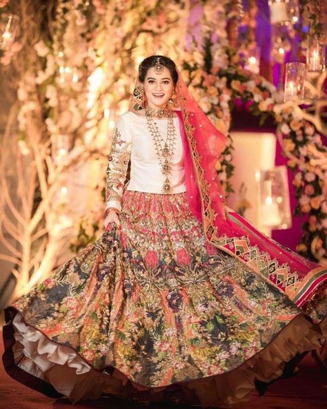 Updated Best Bridal Dress Ideas 2019 from Famous Pakistani Celebrities Pakistani Mehndi Dress, Bridal Mehndi Dresses, Red Bridal Dress, Mehndi Dress, Shadi Dresses, Pakistani Formal Dresses, Desi Wedding Dresses, Bridal Dresses Pakistan, Pakistani Wedding Outfits