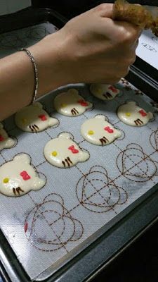 Sanrio Baking Recipe, Sanrio Baked Goods, Macaroon Sanrio, Hello Kitty Pastries, Hello Kitty Macarons, Kitty Cookies, 30th Ideas, Hello Kitty Cookies, Macaron Template