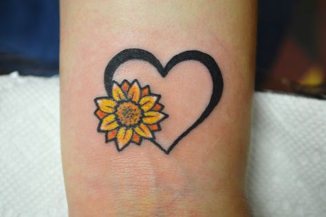 tiny tattoo sunflower heart wrist tattoo artist: Adrienne Haberl Instagram : @adriennehaberl Sunflower Heart Tattoo, Tattoo Sunflower, Sister Tattoo Ideas, Sunflower Tattoo Sleeve, Sunflower Heart, Heart Tattoo Wrist, Sunflower Tattoo Shoulder, Tattoo Tiny, Sister Tattoo