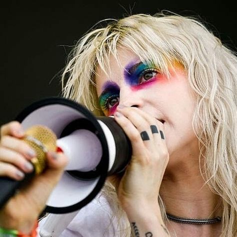 Paramore/ 2018 / Hayley Williams / bonnaroo / pride makeup / rainbow Paramore Concert, Hayley Wiliams, Taylor York, Paramore Hayley Williams, Rainbow Eyes, Pride Makeup, Hayley Williams, Paramore, Grunge Hair