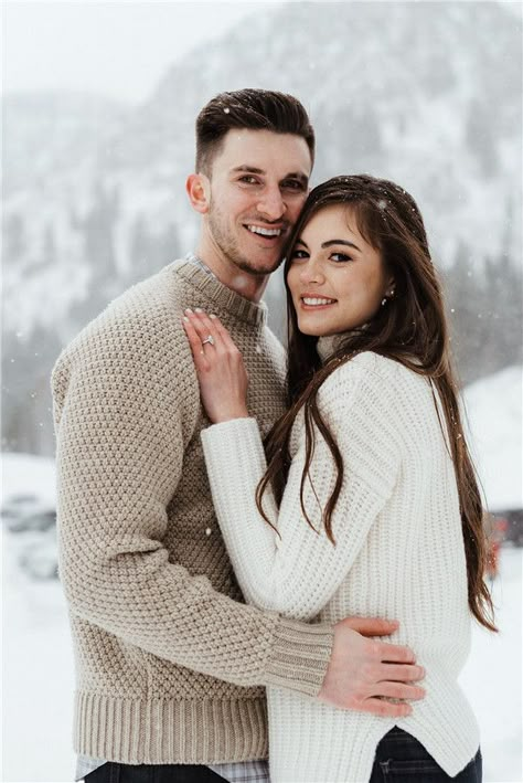 Taylor And Taylor, Winter Couple Pictures, Winter Engagement Photos Outfits, Couple Photography Winter, Family Photo Outfits Winter, Winter Engagement Pictures, Engagement Picture Outfits, Engagement Pose, Winter Couple