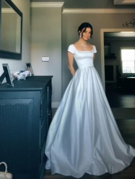 White Debutante Ball Gown, Debutante Dresses White, Debutante Dresses White Ball Gowns, Modern Ball Gown, Deb Ball, Deb Dress, Debut Gowns, Debutante Dresses, Pretty White Dresses