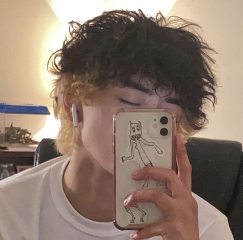 Dyed Hair Men, Androgynous Hair, Men Haircut Curly Hair, Short Hair Tomboy, Short Grunge Hair, Mens Hair Colour, Men Hair Color, Hair Inspiration Short, Corte De Cabelo Masculino