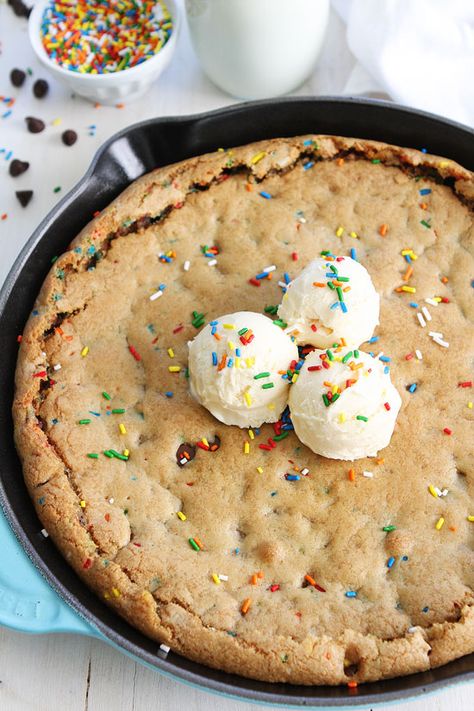 Skillet Cookie Recipe, Gooey Chocolate Chip Cookies, Skillet Chocolate Chip Cookie, Chocolate Chip Cookies Ingredients, Iron Recipes, Skillet Cookie, Skillet Recipes, Cookies Brownies, Choco Chips