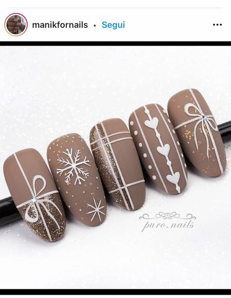 Nail Art Natale, Chrismast Nailart, Winter Brown Nails, Christmas Nails Brown, Textured Nail Designs, Snow Flakes Nails, Brown Winter Nails, Winter Nails Brown, Snow Flake Nail Art