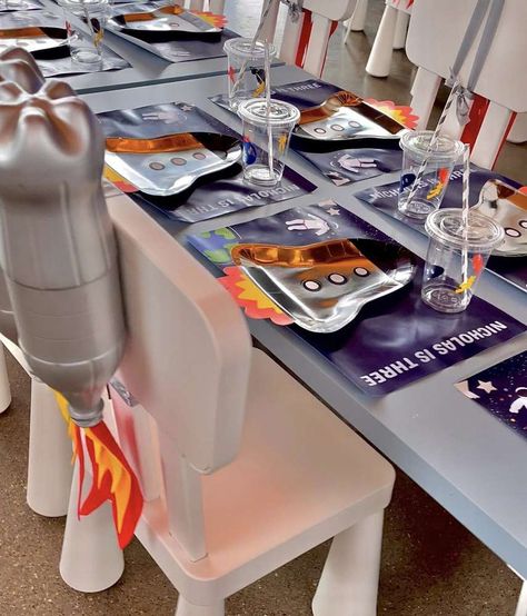 Space Table Setting, Space Themed Table Decor, Space Party Table Decor, Nasa Birthday Party Ideas, Space Theme Centerpiece Ideas, Astronaut Birthday Theme, Birthday Space Theme, Space Party Theme, Kids Centerpieces