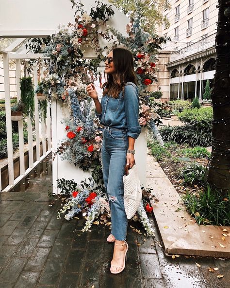 jcrew chambray shirt Kathleen Barnes, Denim On Denim Outfit, Carrie Bradshaw Lied, Denim On Denim, All Jeans, Spring Inspiration, Carrie Bradshaw, Chambray Shirt, Head And Neck