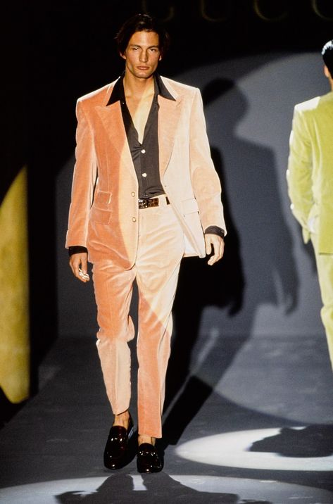 Gucci Fall 1995 Ready-to-Wear collection, runway looks, beauty, models, and reviews. 80s Suits Men, 80s Suit, Bday Dress, Expensive Fashion, Tom Ford Gucci, Gucci Suit, Suit Styles, Blue Wolf, James Cameron