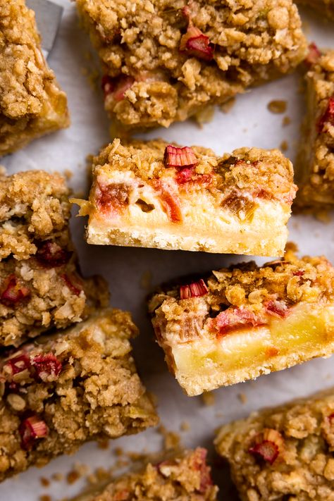 Rhubarb Squares Shortbread Crust, Rhubarb Bars Shortbread Crust, Rhubarb Shortbread Bars, Rhubarb Bars Recipes, Rhubarb Squares, Shortbread Crumble, Strawberry Rhubarb Bars, Baking Bars, Rhubarb Dessert