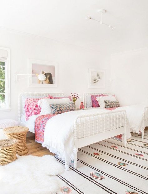 Modern girls' bedroom with twin iron beds, Moroccan rug, and pink patterned accents. Teenage Room Decor, Girls Dorm Room, Teenage Room, Decor Ikea, White Bed, Toddler Rooms, Teenage Bedroom