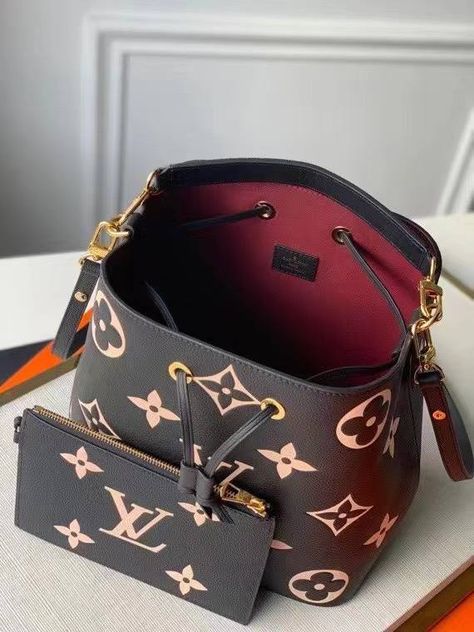 The highest quality from China factory, without intermediaries! The best replicas of premium clothing and bags #outfits #casual #casualoutfit #dress #dresstoimpress #outfitideas #outfitsummer #fashion #capsule #wardrobe #wardrobe2024 #outfits2024 Louis Vuttion, Louis Vuitton Taschen, Louis Vuitton Neonoe, Luxury Bags Collection, Luxury Purses, Fashion Capsule, Beautiful Handbags, Leather Bucket Bag, Trendy Tote