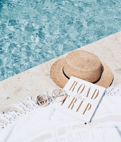 Summer essentials #poolside #pool #beach #towel #roundie #roundtowel #hat #book #sunnies #summer Summer Flatlay, The Beach People, Decor Studio, Foto Tips, Trening Pilates, Pool Beach, Shooting Photo, Summer Feeling, Beach Aesthetic