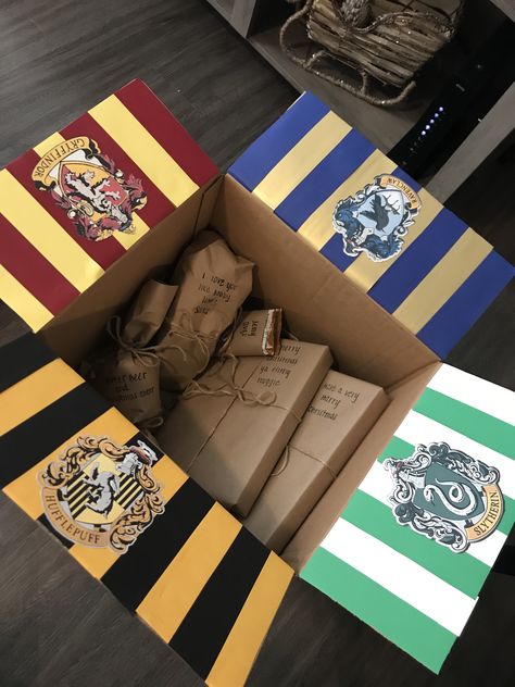 Harry Potter Gift Box Diy, Harry Potter Box Diy, Harry Potter Present Ideas, Harry Potter Gift Ideas Diy, Harry Potter Gift Basket, Harry Potter Christmas Diy, Harry Potter Box, Harry Potter Presents, Harry Potter Gift Box