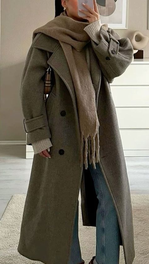 fall outfit inspo Check more at https://beautyfashionideas.com/fashion/fall-outfit-inspo-5/ Modest Stockholm Style, Light Outfits, Old Money Winter, Mantel Outfit, Glamouröse Outfits, Classy Winter Outfits, Cold Outfits, Mode Ootd, Winter Fits