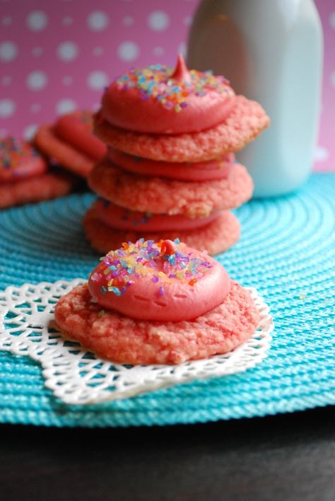 bubble gum sugar cookies Bubble Gum Cookies, The Best Dessert Recipes, Sugar Addict, Custard Cookies, Eureka California, Recipe Cookbook, Spring Cookies, Delicious Magazine, Num Num