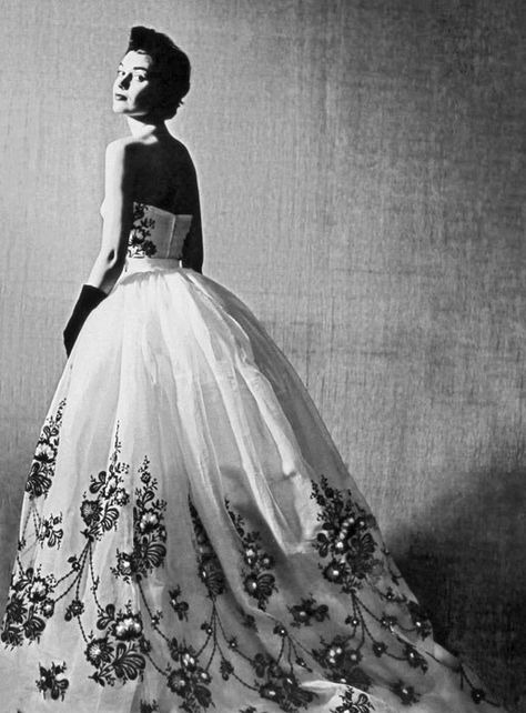 1950s Givenchy, Hubert Givenchy, Givenchy Fashion, White Linen Blouse, Super Models, Glamour Vintage, Prom Inspo, What Is Fashion, Vintage Givenchy