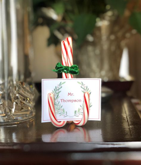 Christmas Table Favors, Apple Dinner, Christmas Youth, Christmas Place Cards, Christmas Graphic Design, Food Buffet, Christmas Dinner Table, Christmas Place, Christmas Names