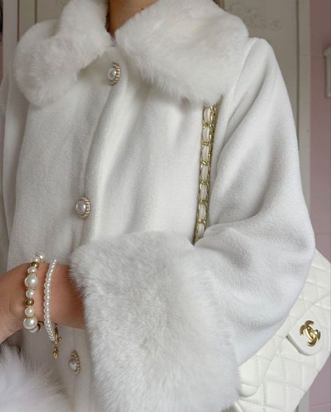 White Chic Aesthetic, White Outfit For Christmas, Old Money Princess, Wealthy Outfits, White Corset Outfit, Winter Outfits White, Classy Elegant Outfits, Chanel Aesthetic, Cute Shoes Heels