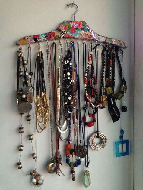 Multiple Necklaces, Zimmer Diy, Diy Montessori, Hiasan Bilik Tidur, Tree Collar, Diy Jewelry Display, Montessori Math, Hiasan Bilik, Jewelry Organizer Diy