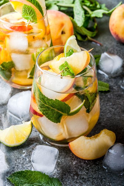 Best recipe for peach mojitos Peach Mojito Recipe, Peach Mojito, Summer Fruits And Vegetables, Peach Rum, Peach Daiquiri, Peach Vodka, Peach Cocktail, Best Summer Cocktails, Sweet White Wine