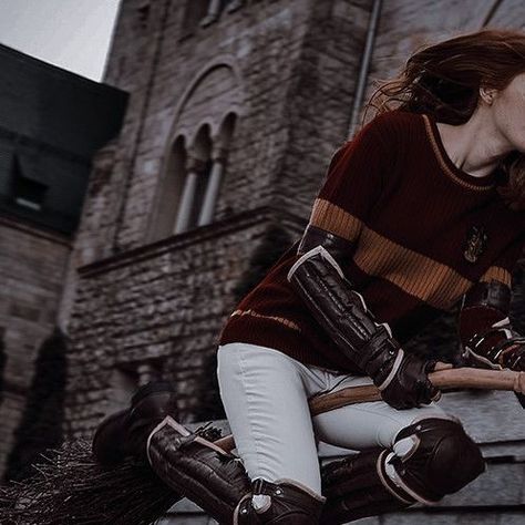 Quidditch Aesthetic, Ginny Weasley Aesthetic, Read Aesthetic, Hogwarts Quidditch, Weasley Aesthetic, Harry Potter Oc, Gryffindor Aesthetic, Harry Potter Stories, Hogwarts Aesthetic